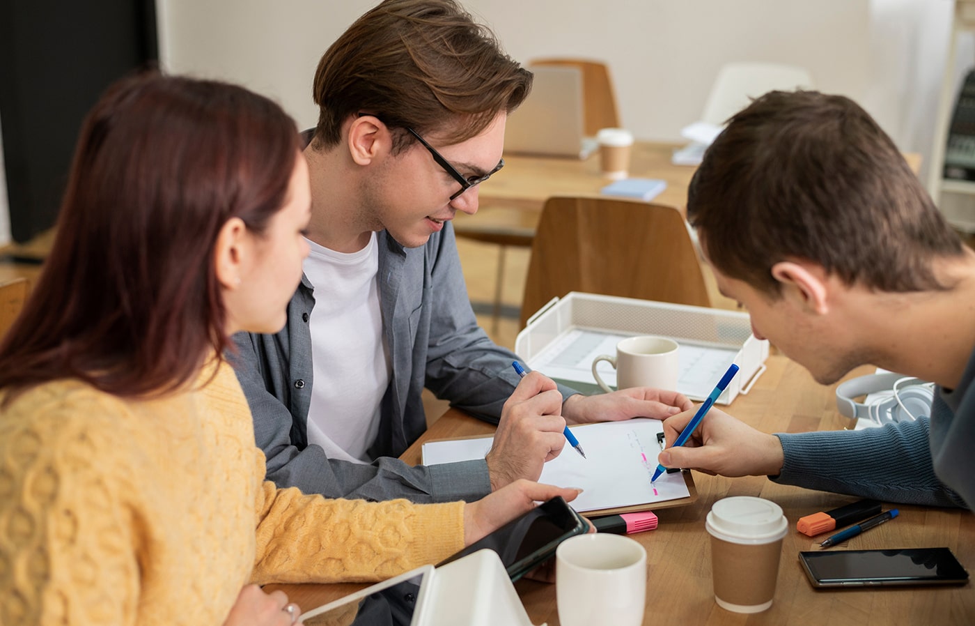 colleagues-learning-together-group-study-min