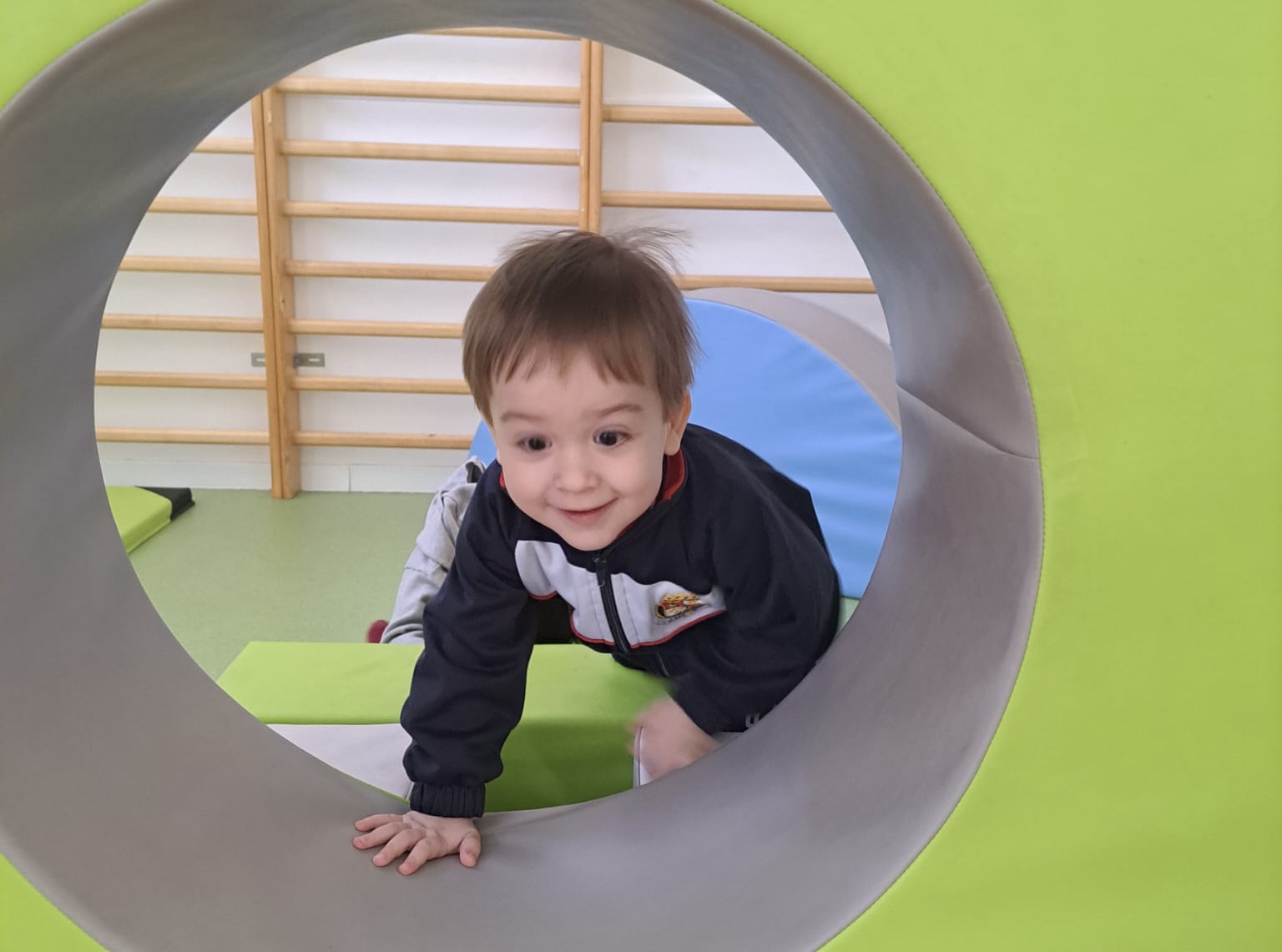 Bebés en el aula de psicomotricidad